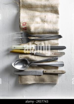 Altes Besteck auf einem Leinentuch (von oben gesehen) Stockfoto