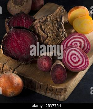 Rote, gelbe und gestreifte Rote Bete auf einem Holzbrett Stockfoto