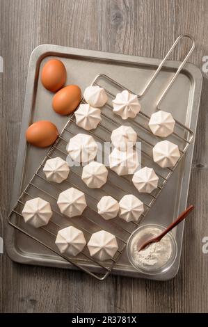 Hausgemachte Meringue-Rosetten und Zutaten Stockfoto