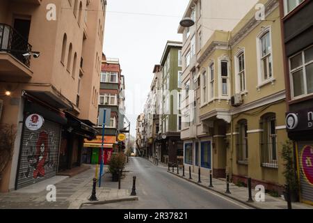 Kadikoy ist ein berühmtes Viertel auf der asiatischen Seite der Stadt Istanbul, Türkei - Mai 2023. Hochwertiges Foto Stockfoto