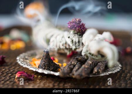 Hausgemachte Räucherstäbchen, Kegel, und Kräuter für das Rauchen Stockfoto