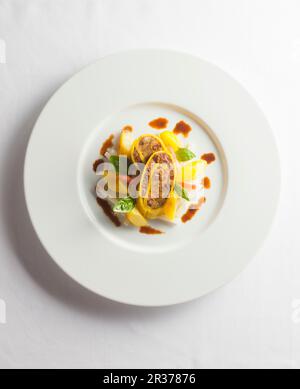 Gefüllte maultaschen (schwäbische Ravioli) Stockfoto