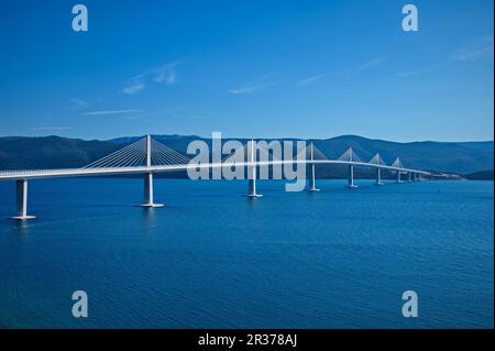 Mehrspaltige Kabelbrücke über dem Meer Stockfoto