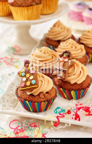 Toffee-Cupcakes mit Lebkuchenfiguren in einer Party-Atmosphäre Stockfoto