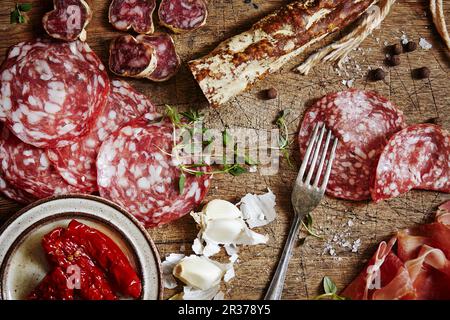 Feine Fleisch- und Wurstwaren. Auf einem vintage Schneidbrett serviert. Stockfoto