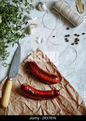 Feines Fleisch und Feinkost. Serviert auf weißem Marmor Stockfoto