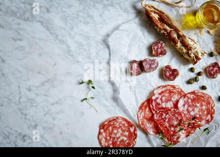 Feines Fleisch und Feinkost. Serviert auf weißem Marmor Stockfoto