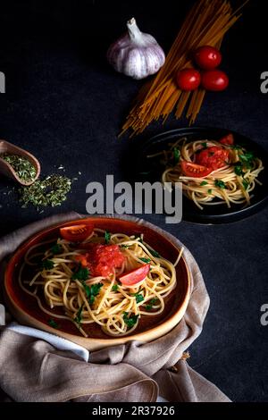 Spaguetti mit Tomate, Käse und Oregano, typisch italienische Pasta Stockfoto