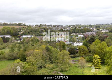 Blick auf das Dorf Blarney, vom Gipfel des Blarney Castle in Irland aus gesehen. Stockfoto