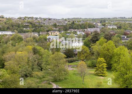 Blick auf das Dorf Blarney, vom Gipfel des Blarney Castle in Irland aus gesehen. Stockfoto