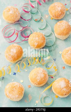 Donuts mit Karneval Dekorationen Stockfoto