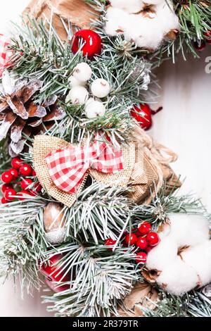 Rote und weiße Weihnachtskranz Stockfoto