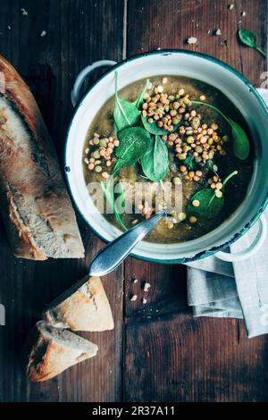 Lentill Suppe, grüne und rote Lentills, griechischem Joghurt, Spinat, Brot Stockfoto