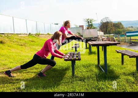 Zwei Frauen, die Stretching-Übungen machen Stockfoto