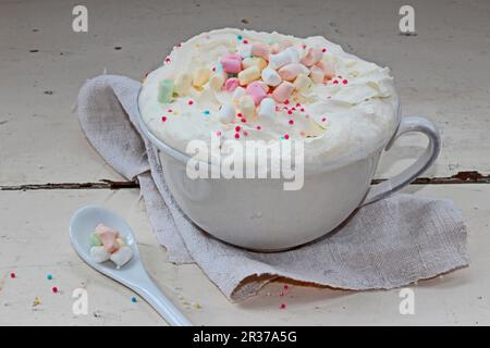 Heiße Schokolade mit Sahne und Marshmallows Stockfoto