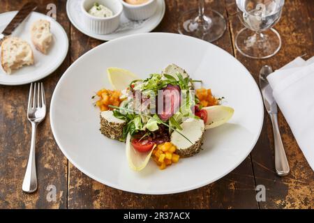 Farbenfroher Salat mit Schafskäse Stockfoto