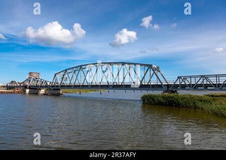 Meiningen-Brücke, Meiningen-Strom, Stahlschaukelbrücke zwischen der Zingst-Halbinsel und dem Festland in der Nähe von Bresewitz, Schilflandschaft am Bodstedt Stockfoto