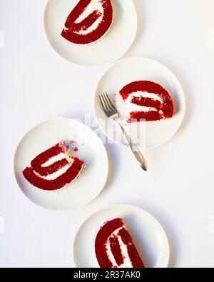 Scheiben von rotem Samtschwamm auf Dessertttellern Stockfoto