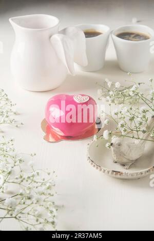 Eine kleine romantische Herzförmige mousse Torte für den Valentinstag Stockfoto