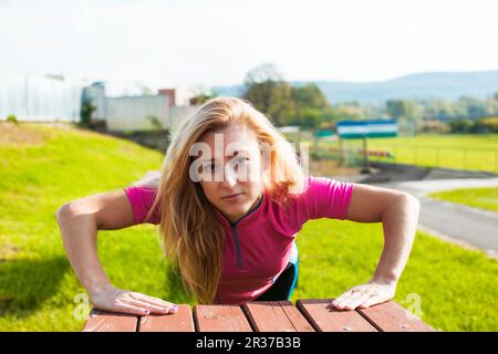 Zwei Frauen, die Stretching-Übungen machen Stockfoto
