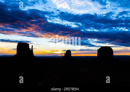 Wunderbare Farben bei Sonnenaufgang in dieser legendären Ansicht des Monument Valley, USA Stockfoto