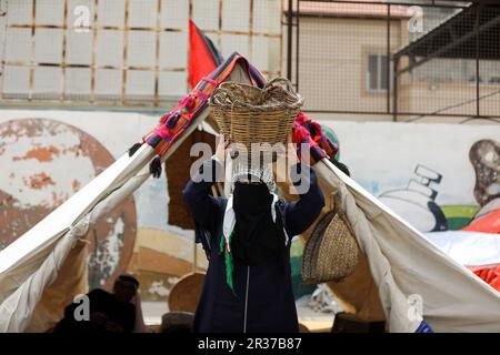 Gaza, Palästina. 22. Mai 2023. Eine palästinensische Frau nimmt an der Begehung des 75. Jahrestags des "palästinensischen Nakba" im Jahr 1948 in Khan Yunis im südlichen Gazastreifen Teil. Kredit: SOPA Images Limited/Alamy Live News Stockfoto