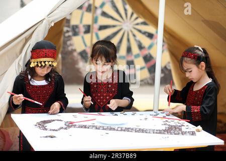 Gaza, Palästina. 22. Mai 2023. Palästinensische Kinder ziehen den so genannten "Schlüssel zur Rückkehr" während des Gedenkens an den fünfundsiebzigsten Jahrestag des "palästinensischen Nakba" im Jahr 1948 in Khan Yunis im südlichen Gazastreifen. Kredit: SOPA Images Limited/Alamy Live News Stockfoto