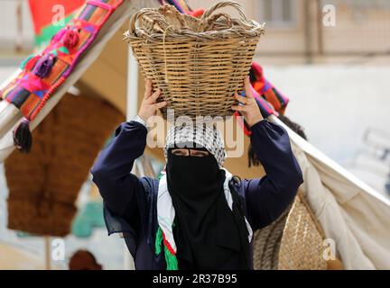 Gaza, Palästina. 22. Mai 2023. Eine palästinensische Frau nimmt an der Begehung des 75. Jahrestags des "palästinensischen Nakba" im Jahr 1948 in Khan Yunis im südlichen Gazastreifen Teil. Kredit: SOPA Images Limited/Alamy Live News Stockfoto