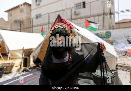 Gaza, Palästina. 22. Mai 2023. Ein palästinensisches Mädchen nimmt an der Begehung des 75. Jahrestags des "palästinensischen Nakba" im Jahr 1948 in Khan Yunis im südlichen Gazastreifen Teil. Kredit: SOPA Images Limited/Alamy Live News Stockfoto