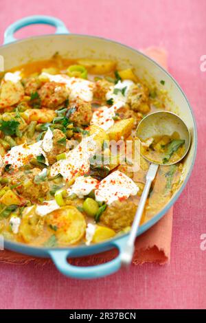 Frikadellen mit Kartoffeln und grünen Bohnen in Currysauce Stockfoto