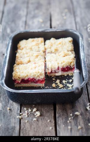 Rhabarber und Erdbeerstrudelkuchen Stockfoto