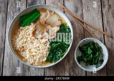 Ramen mit Schweinefleisch und Algen (Japan) Stockfoto