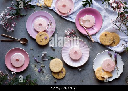 Rosa Jasmin und Kokosnuss Gelee mit Keksen Stockfoto