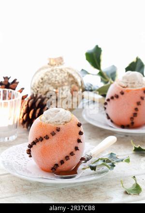 Orange Nelkeneis in einer Pomander-Orange-Schale Stockfoto