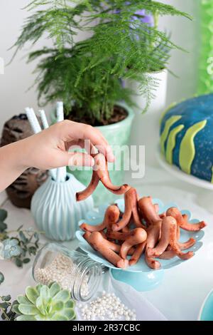 Kleine Kraken-Würste für eine maritime Party Stockfoto