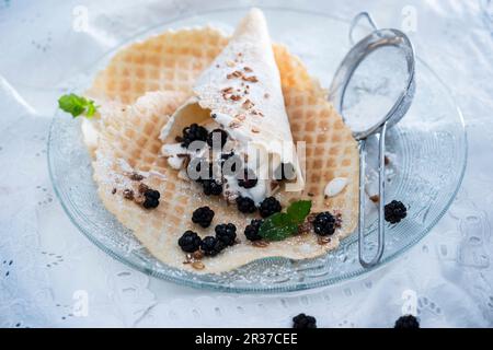 Waffeln mit vegan Vanillecreme, Brombeeren und crunchy Müsli Stockfoto