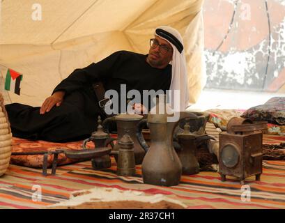 Gaza, Palästina. 22. Mai 2023. Ein Palästinenser sitzt in einem provisorischen Zelt, anlässlich des 75. Jahrestages des "palästinensischen Nakba" im Jahr 1948 in Khan Yunis im südlichen Gazastreifen. (Foto: Yousef Masoud/SOPA Images/Sipa USA) Guthaben: SIPA USA/Alamy Live News Stockfoto