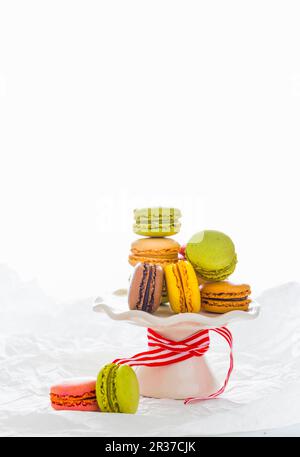 Sortierte bunte Macarons auf Kuchen Stand Stockfoto