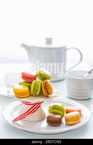 Verschiedene bunte Macarons on Cake Stand, serviert zur Tea Time Stockfoto