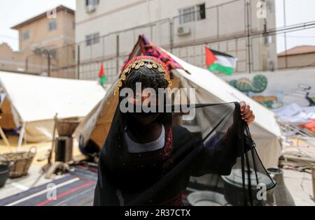 Gaza, Palästina. 22. Mai 2023. Ein palästinensisches Mädchen nimmt an der Begehung des 75. Jahrestags des "palästinensischen Nakba" im Jahr 1948 in Khan Yunis im südlichen Gazastreifen Teil. (Foto: Yousef Masoud/SOPA Images/Sipa USA) Guthaben: SIPA USA/Alamy Live News Stockfoto