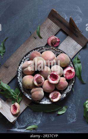 Frische Pfirsiche auf einem Teller Stockfoto