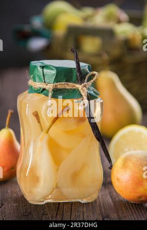 Eingeschmorte Birnen mit Vanillegeschmack Stockfoto