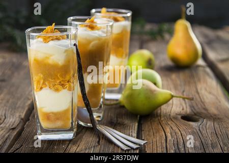 Birne Desserts mit Vanille Joghurt Stockfoto