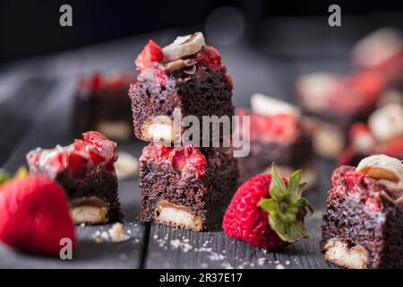 Schoko Erdbeere Kuchen mit Chocolate Caramel biscuit bars Stockfoto