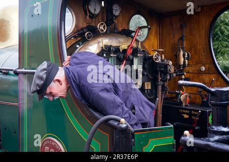 SHEFFIELD PARK, EAST SUSSEX/UK - SEPTEMBER 8 : Feuerwehrmann der C-Klasse am Bahnhof Sheffield Park East Sussex am 8. September 2013. Stockfoto