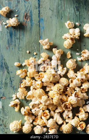 Popcorn für ein aqua blau grün Holz- Oberfläche Stockfoto