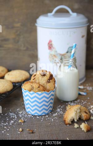 Coconut Chocolate Chip Cookies mit und eine Flasche Milch Stockfoto