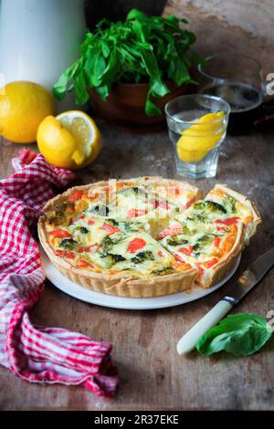 Brokkoli Lachs Quiche Stockfoto