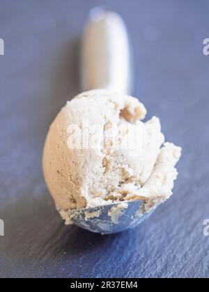 Hausgemachtes veganes Bananeneis mit zwei Zutaten Stockfoto