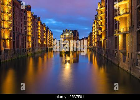 Die historische Speicherstadt in Hamburg bei Nacht Stockfoto